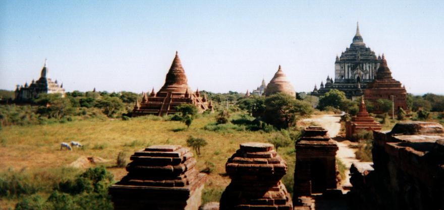 [myanmar_bagan_view1[1].jpg]