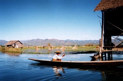 myanmar_inle_woman_in_canoe
