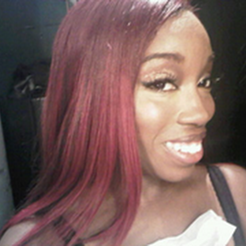 Depois de Rihanna, Estelle também alonga os cabelos e pinta de vermelho