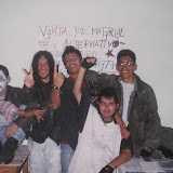La gente en las tokadas vendiendo material alternativo