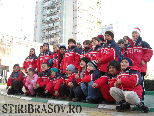 http://lh3.ggpht.com/_1fk34j8W6WU/SxLRu_EZLwI/AAAAAAAAAX4/hZ_l_JBCO9E/s640/Voluntariat%20Pitesti2.JPG