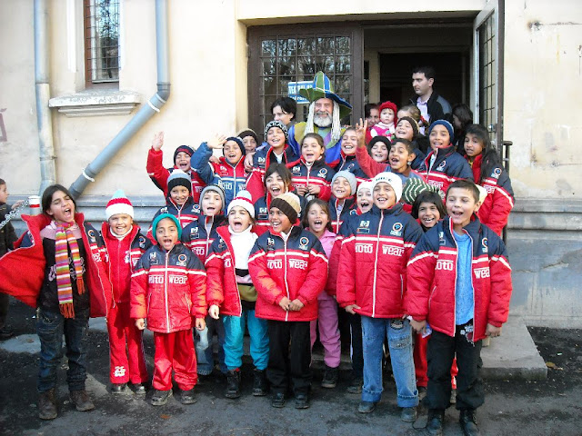 http://lh3.ggpht.com/_1fk34j8W6WU/SxLqrR2zJ4I/AAAAAAAAAZg/myDtkEvG2fc/s640/VoluntariatPitesti_MaluVanat%20%284%29.JPG