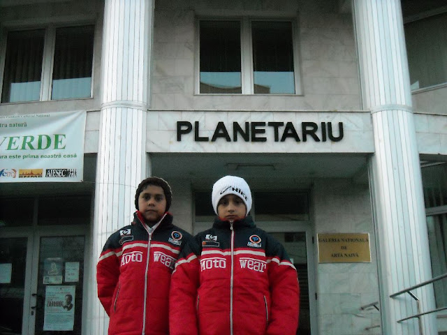 http://lh3.ggpht.com/_1fk34j8W6WU/SxLrrcY7zoI/AAAAAAAAAaA/IbCLB4ePmmM/s640/VoluntariatPitesti_MaluVanat%20%2811%29.JPG