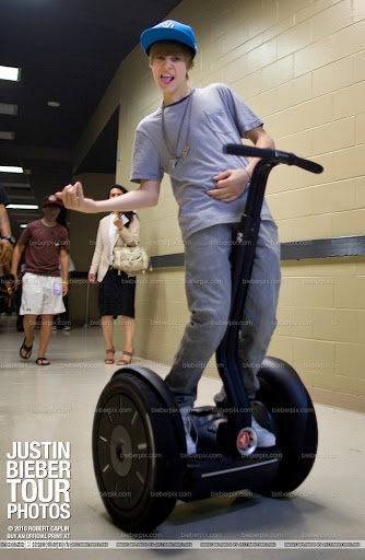 Paparazzi Upset Justin Bieber justin bieber eating in church. Paparazzi Upset Justin Bieber