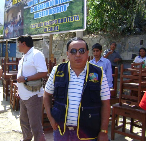 [DIRECTOR DE LA UGEL 15 DE HUAROCHIRÍ, LIC. HUGO GONZÁLEZ CARHUAVILCA ENTREGANDO LOS MOBILIARIOS ESCOLARES[4].jpg]