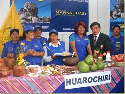 nelson chui junto a la alcaldesa provincial rosa vásquez y productores de chirimoyas 1