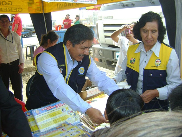 [dr. custodio participa en la campaña médica y entrega material informativo a todos los asistentes[4].jpg]