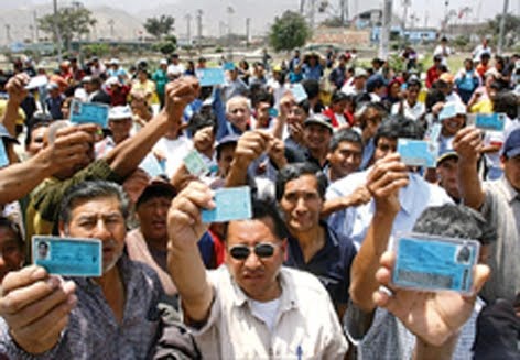 [pobladores de san antonio muestran sus dni a los periodistas[4].jpg]