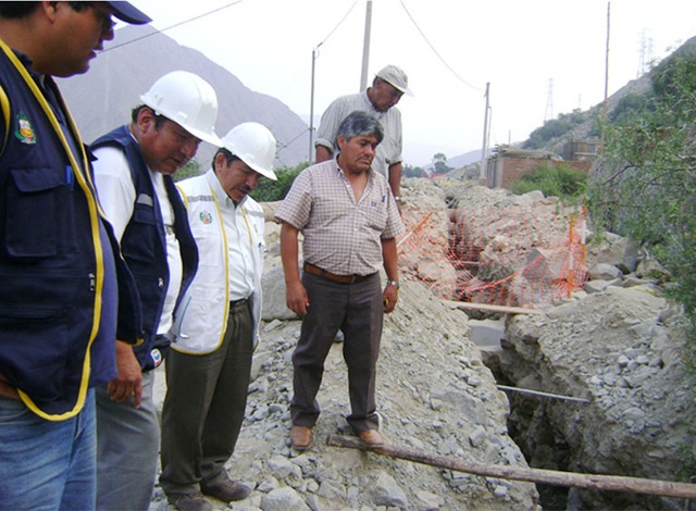 [Vicepresidente Regional, Dr. Custodio supervisando la obra de desague en Santa Eulalia[5].jpg]