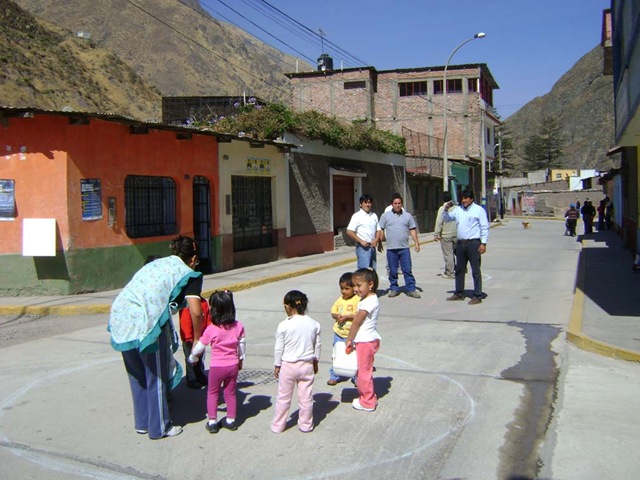 [OFICINA ZONAL DE HUAROCHIRÍ PARTICIPA ACTIVAMENTE EN SIMULACRO DE SISMO 2010 - 3[4].jpg]