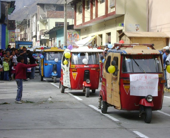 [laS MOTOTAXIS TAMBIÉN DESFILARON EN MATUCANA[5].jpg]