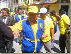 nelson chui junto a la ovejita en la plaza de matucana