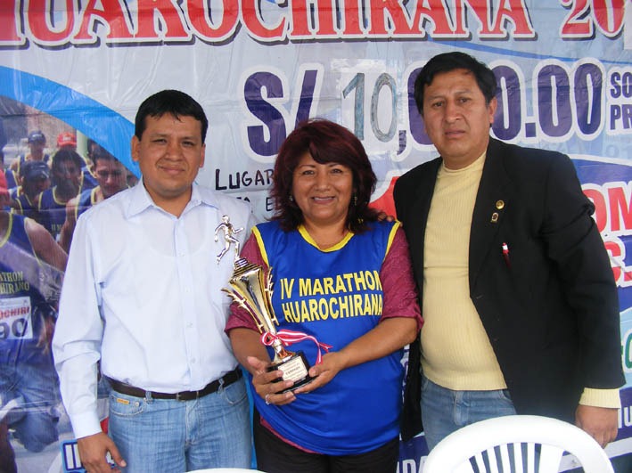 [el alcalde electo de santa eulalia david sánchez junto a la alcaldesa provincial rosa vásquez y al teniente alcalde provincial lucho nuñez[4].jpg]