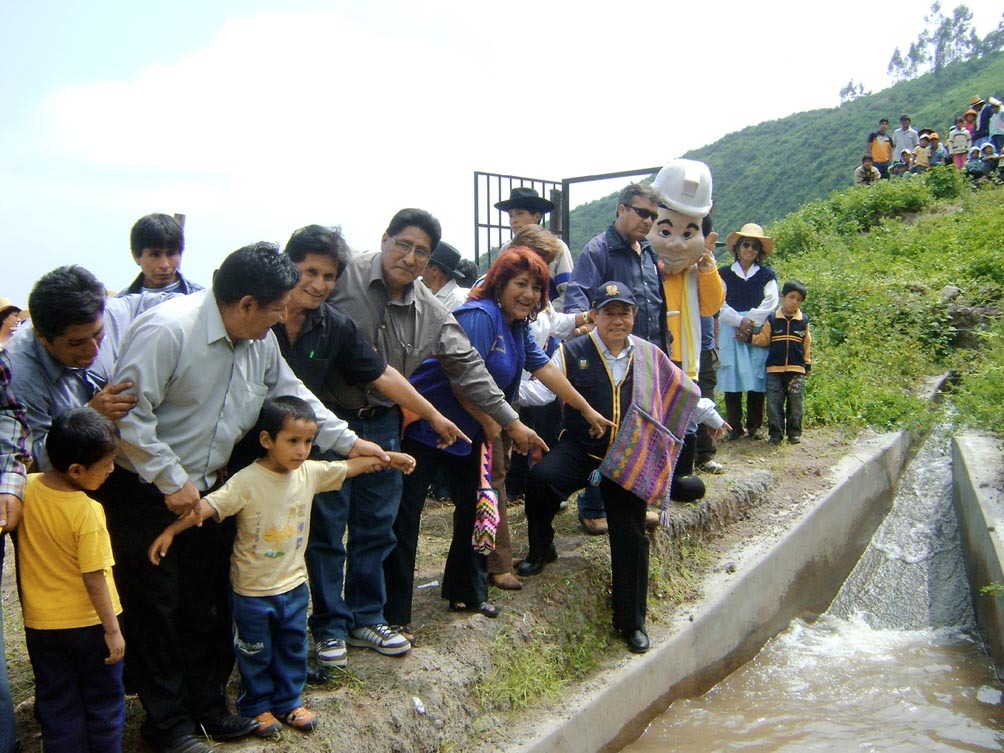 [presidente nelson chui inagurando el canal de wilcapampa - huarochirí[4].jpg]