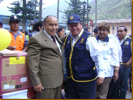 presidente regional nelson chui entregando personalmente las computadoras al alcalde de san antonio - huarochirí