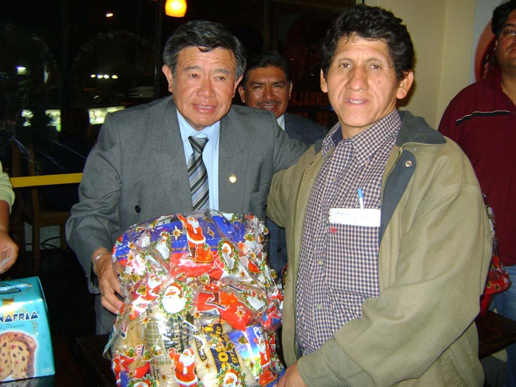 [periodista de Huarochirí Damián Retamoso recibiendo un presente de manos del presidente Nelson Chui[4].jpg]