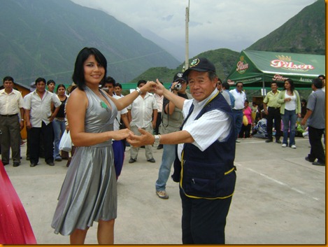 el presidente regional nelson chui bailando una curcucha con la miss encanto 2009 el presidente regional nelson chui bailando una curcucha con la miss encanto 2009