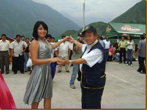 el presidente regional nelson chui bailando una curcucha con la miss encanto 2009