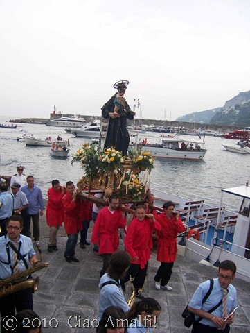 [Amalfi Sant Antonio 2010 procession[10].jpg]