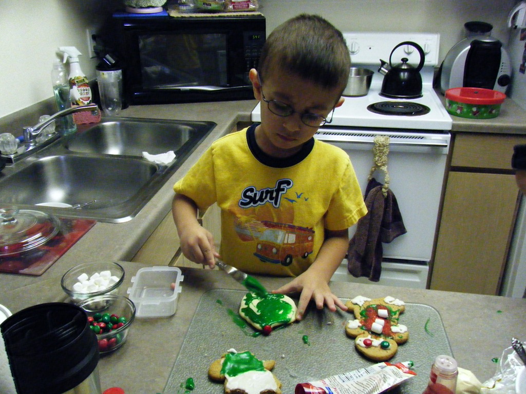 [12-23-2010 decorating cookies (3)[3].jpg]