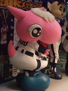 撮影に応えるパオロン