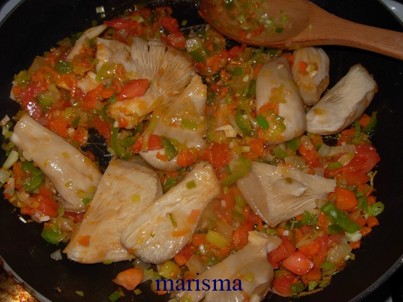 [lentejas con setas, sofrito con setas (3)[3].jpg]
