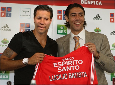 O novo jogador do Benfica, Carlos Martins, acompanhado por Rui Costa, director desportivo do clube.Apresentação de Carlos Martins.01-07-Estádio da LuzFoto João Trindade