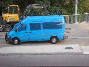 Quai des Vernets: Stationnement réservé au panier à salade. Ou serait-ce une piste cyclable ?