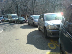 Contresens cyclable de la rue de l’Hôtel de Ville « Une file ininterrompue de voitures ! Photo : Florian