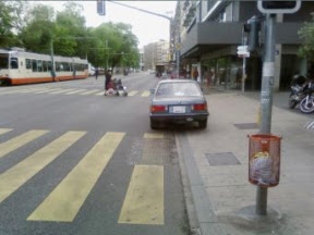 Sur le chemin du travail, avenue Henri-Dunand 3: Comme tous les matins, Furcy rencontre en à peine 100 mètres 3 obstacles sur la bande cyclable.