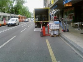 Sur le chemin du travail, avenue Henri-Dunand 2: Comme tous les matins, Furcy rencontre en à peine 100 mètres 3 obstacles sur la bande cyclable.