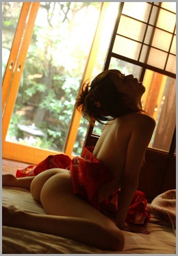 young_geisha_in_red