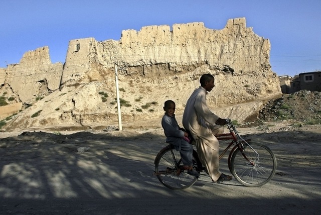 [chavales_bicicleta_ciudad_afgana_Ghazi_suroeste_Kabul[6].jpg]