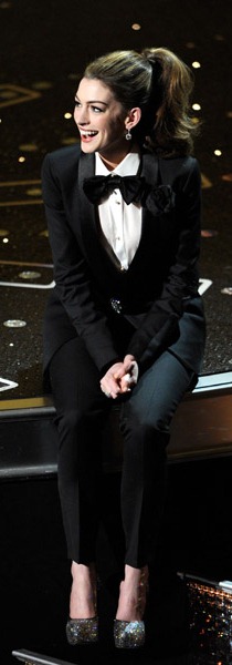 [anne hathaway lanvin and brian atwood shoes oscars 2011[10].jpg]
