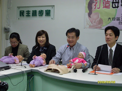 台北市議員李文英呼籲不應擴大乳房的情色面，除了要正視哺乳的神聖性之外，台灣社會也應該尊重女體之美。