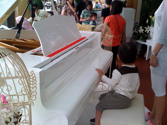 white piano close