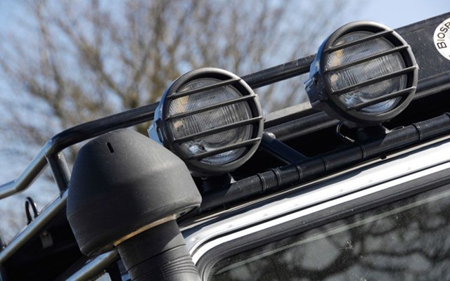 [land-rover-defender-spotlights[4].jpg]