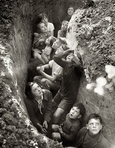 Spanish kids hidding from the Luftwaffe