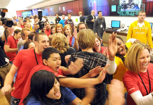 Employees of Microsofts first store greet their customers in Scottsdale, Ariz.. The same day, Microsoft launched Windows 7, its first new operating system since Windows Vista got its bumpy start in 2006. (Laura Segall / Getty Images / October 22, 2009)