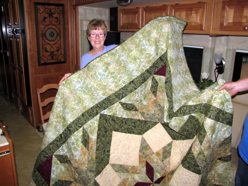 [Ellie and her quilt[3].jpg]