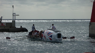 Ruderer im Hafen von San Sebastián, La Gomera.