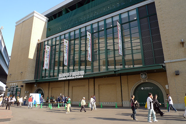 甲子園於2007年開始整建工程，外牆的長春藤不復見。