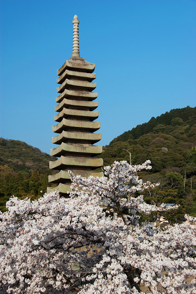 十三重石塔