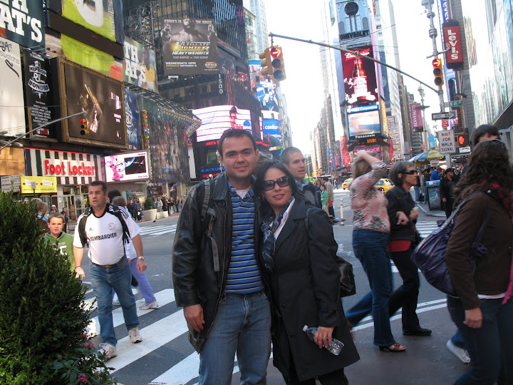 Rebeca e Rodrigo andando na Times Square - Outubro 2009