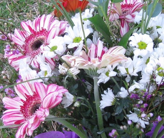 [022110 cemetery bouquet[14].jpg]