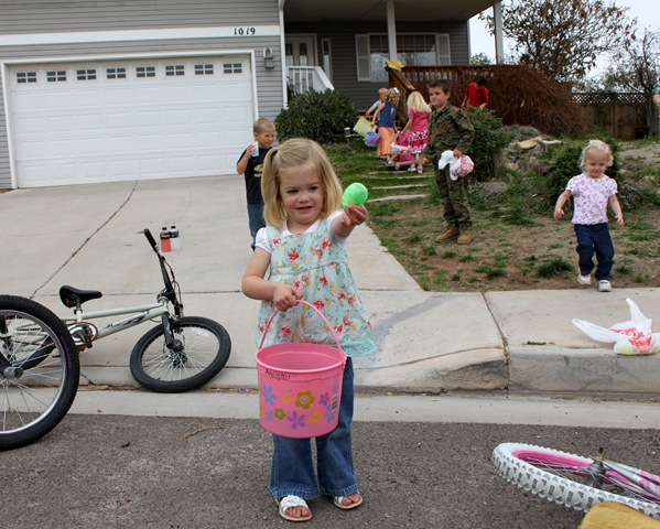 [easter egg hunt 4 4-2-2010 2-20-19 PM 3955x3168[7].jpg]