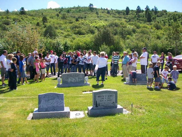 [Family at cemetarty[4].jpg]