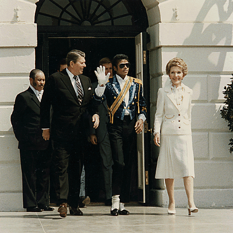[Michael_Jackson_with_the_Reagans[1].png]