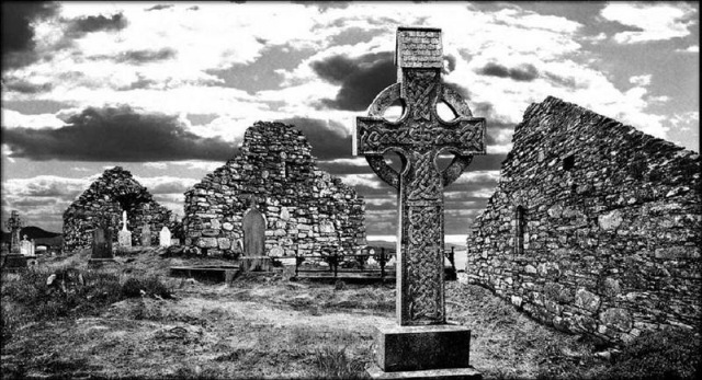[celtic-cross-metallic-grave[2].jpg]
