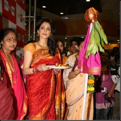 1Isha Koppikar celebrates gudipadwa in Big Fm studios 170310